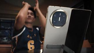 HUAWEI Mate X6 va aduce Air Hoops: un mic joculeț „AR” care îți permite să joci baschet oriunde te-ai afla