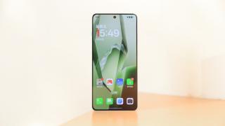 OnePlus Ace 5 prezentat în fotografii reale, cu ecran plat și muchii foarte înguste