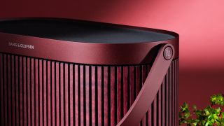 Bang & Olufsen îmbracă boxa BEOSOUND A5 într-o nuanţă de sărbătoare: Cranberry Red