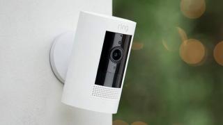 E LUNI e AMAZON: camera de supraveghere Ring Stick Up Cam Battery, HD 1080p, compatibilă Alexa