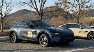 Xiaomi YU7 apare fotografiat fără camuflaj, crossover electric cu inspirație de la Ferrari Purosangue