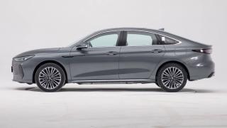 Chery Fulwin A8L: sedanul hibrid cu autonomie record de 2.369 km, lansat oficial în China