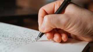 Tu mai ştii să scrii de mână? Generaţia Z a pierdut abilitatea de a scrie de mână