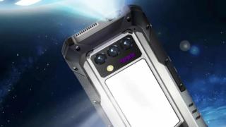 Oukitel WP100 Titan: smartphone-ul robust cu baterie de 33.000 mAh și proiector DLP