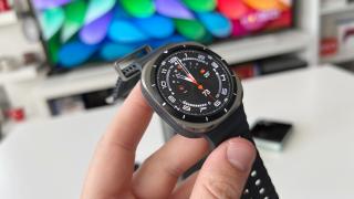 Smartwatch-urile Samsung se transformă în telecomandă TV; Galaxy Watch va primi „Pointer Mode”