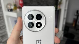 OnePlus 13 Unboxing: extra AI, nostalgia capturii pe peliculă, pregătit de gaming într-un corp elegant şi alb