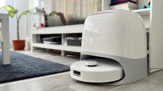 Roborock Qrevo Curv Review: Primul aspirator robot din industrie cu sistem de ridicare completă AdaptiLift, fără perii încurcate, putere de tornadă (18500Pa) și o stație dock elegantă