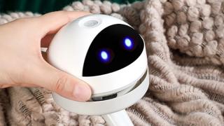 Gadget-ul pentru birou de care nu știai că ai nevoie; Acest mini aspirator are acum 53% reducere pe Cafago