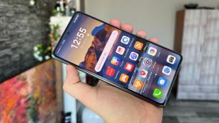 Huawei Mate X6 Unboxing: Huawei revine în joc, cu un pliabil ultrasubțire, cameră Chroma şi multitasking avansat