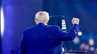 Trump impune tarife de 25% pentru Canada și Mexic și 10% pentru China; Industria tech și auto, printre cele mai afectate