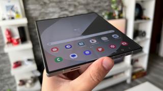 Samsung îmbunătățește display-ul pliabil de pe Galaxy Z Fold7, cu o cută aproape invizibilă