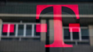 Telekom Mobile dispare din România; Vodafone și Digi preiau activele - dar cu reguli stricte