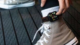 Un nou trend bizar: utilizatorii își pun Apple Watch pe gleznă pentru rezultate mai exacte