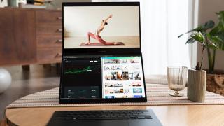 Zenbook DUO (UX8406) ajunge în România; laptop cu două ecrane OLED și hardware actualizat
