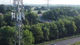 ANCOM reduce drastic taxele pentru rețele telecom pe autostrăzi; costurile scad cu peste 90%