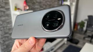 Honor Magic7 Pro: Design-ul s-a maturizat, gata cu muchii super curbate, acum și eleganță la mijloc