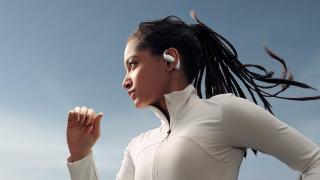 Huawei FreeArc sunt primele căști open ear de la Huawei ce au ataşament tip "cârlig", pentru sportivi