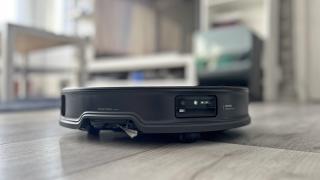 Roborock Saros 10R Review: Aspiratorul robot care mișună și sub mobilierul din casa ta, cel mai slim Roborock, acum și cu spălare mop cu detergent