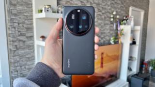 Xiaomi 15 Ultra: Design-ul care îmbină durabilitatea cu estetica, modul foto impunător și fibră de sticlă în spate