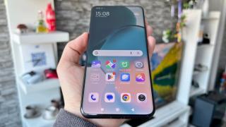Xiaomi 15 Ultra: Display mare, cu mici curburi subtile pe toate laturile, rezoluție WQHD+, LTPO