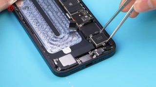 iPhone 16e analizat bucățică cu bucățică: ce ascunde noul model fără MagSafe?