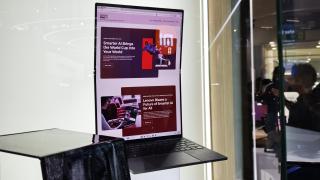 MWC 2025: ThinkBook Flip, laptopul care se transformă pentru orice scenariu de lucru (video)