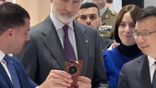 Regele Spaniei la standul Huawei; Felipe VI a testat personal Mate XT Ultimate la MWC 2025