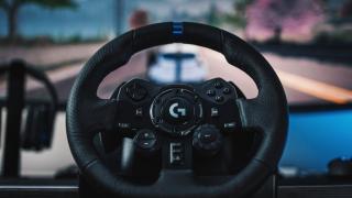 RESIGILATUL ZILEI #4: Logitech G923 TRUEFORCE la preț redus; Experiență de simulare premium, acum mai accesibilă