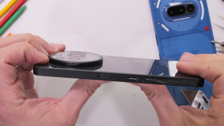 Se îndoaie sau nu? Nothing Phone (3a) Pro față în față cu testul de rezistență al lui JerryRigEverything