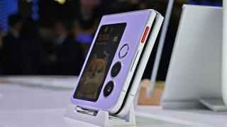 ZTE Nubia Flip 2 e cel mai accesibil pliabil cu clapetă din Europa, prezentat în cadrul MWC 2025 (Video)