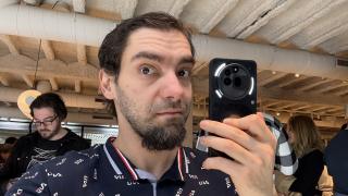 MWC 2025: Video hands-on Nothing Phone (3a) Pro din Barcelona; Noul model midrange aduce buton AI, cameră periscop, luminițe