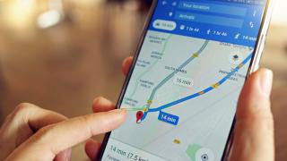 Google Maps ca opțiune implicită pe iPhone? Doar în Europa, odată cu iOS 18.4