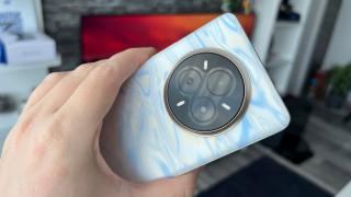 Experiment: cum îşi schimbă culoarea realme 14 Pro când îl pui la frigider? (Video)