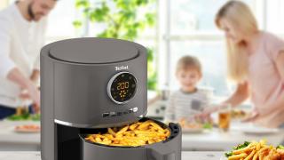 RESIGILATUL ZILEI #11: Friteuză cu aer cald Tefal EY111B15 resigilată la super preț; Gătește sănătos și rapid cu doar 143 lei
