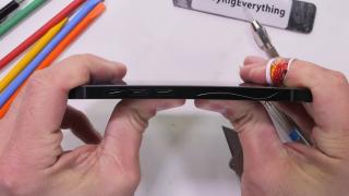 iPhone 16e trece testul de durabilitate al lui JerryRigEverything; E rezistent, iar bateria sa e ușor de înlocuit (Video)