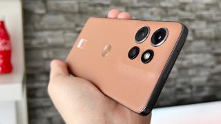 Cum a ajuns o mică tipografie să dicteze Culoarea Anului? Istoria Pantone - Motorola şi cum mi se pare Mocha Mousse pe edge 50 neo
