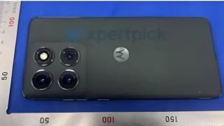 Motorola Edge 60 Pro surprins în fotografii reale; Are ecran super curbat, spate din piele vegană, buton lateral pentru scurtături