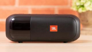 E LUNI e AMAZON: JBL Tuner 2 – combinația ideală între radio digital și boxă Bluetooth; Autonomie 12 ore, sunet excelent și design compact