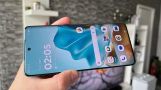 Motorola edge 60 Fusion: Display imersiv, cu muchii invizibile, destul de luminos