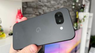 Google Pixel 9a: Design-ul extremelor, cu spate complet plat, dar muchii groase în jurul ecranului