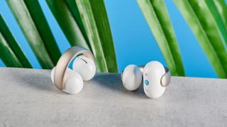 E LUNI e AMAZON: Căști open-ear soundcore AeroClip by Anker cu design confortabil, microfoane AI și sunet Hi-Res