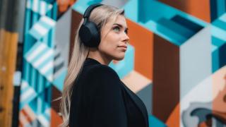 RESIGILATUL ZILEI #33: Căști Sony WH-1000XM5L – Bluetooth 5.2, 8 Microfoane și AI Noise Cancelling; Tehnologie Audio Premium