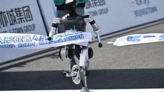 Tehnologia prinde viteză: roboți umanoizi participă la un semimaraton alături de oameni în capitala Chinei