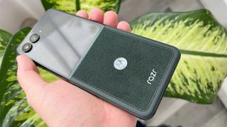 Motorola razr 60 Ultra Unboxing: „tableta Flip” cu ecran de 7 inch, secretar Moto AI, 3 camere de 50 MP cu nuanţe trademark Moto