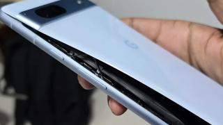 Google schimbă gratuit bateriile umflate pentru Pixel 7a; Programul e activ în cinci țări 