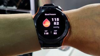 E LUNI e AMAZON: smartwatch OUKITEL BT10 rezistent la apă, cu apeluri Bluetooth și monitorizare completă a sănătății