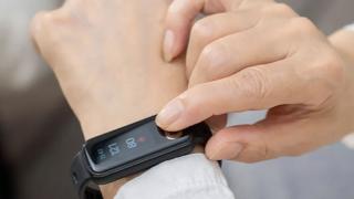 ASUS aduce EKG şi tensiometru pe o brăţară de fitness: VivoWatch 6 Aero