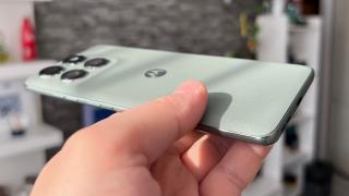 Motorola edge 60 Pro: Design cu amprenta Pantone, acum ecran quad-curbat