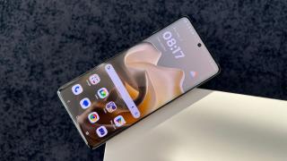Motorola edge 60 Pro: Display-ul rămâne curbat lateral și câștigă extra curburi și pe marginile de sus/jos