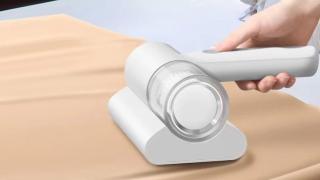 Aspirator compact cu UV și baterie inclusă, ideal pentru saltele și textile; preț redus la 21,99 € pe Cafago